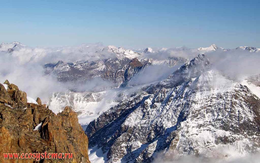 Высокогорный рельеф в нивальном поясе Ретийских Альп
(один из хребтов Восточных Альп). Высота - около 3300 м н.у.м.
Окрестности ледника Питцталя