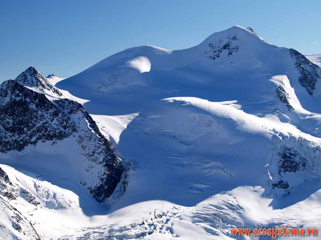 Снежники на вершинах Ретийских Альп (один из хребтов Восточных Альп).
Нивальный пояс (высота - около 3400 м н.у.м.).
Окрестности ледника Питцталя