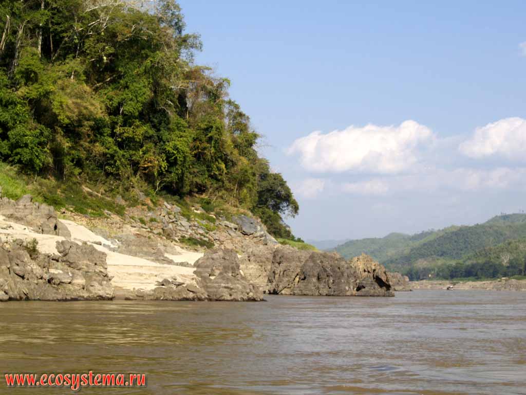 Берега реки Меконг с выходом кристаллических горных пород.
Склон покрыт влажным тропическим лесом