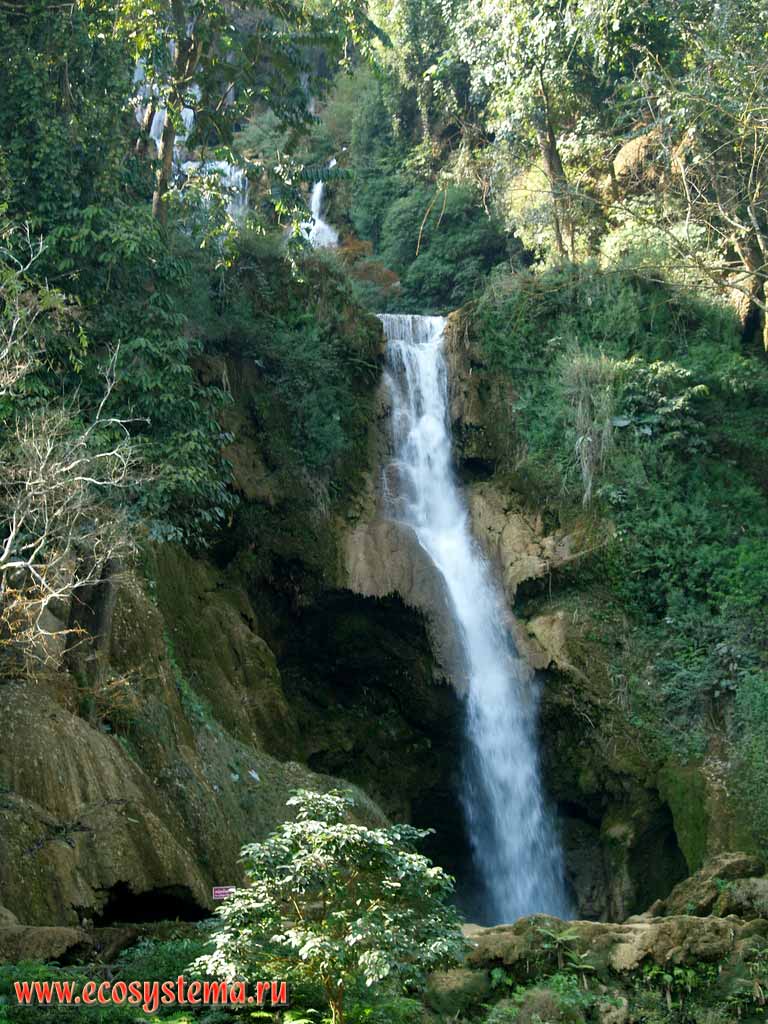 Водопад на горной реке и влажный тропический лес.
Луангпрабанг (Luang Prabang), нагорье Траннинь
