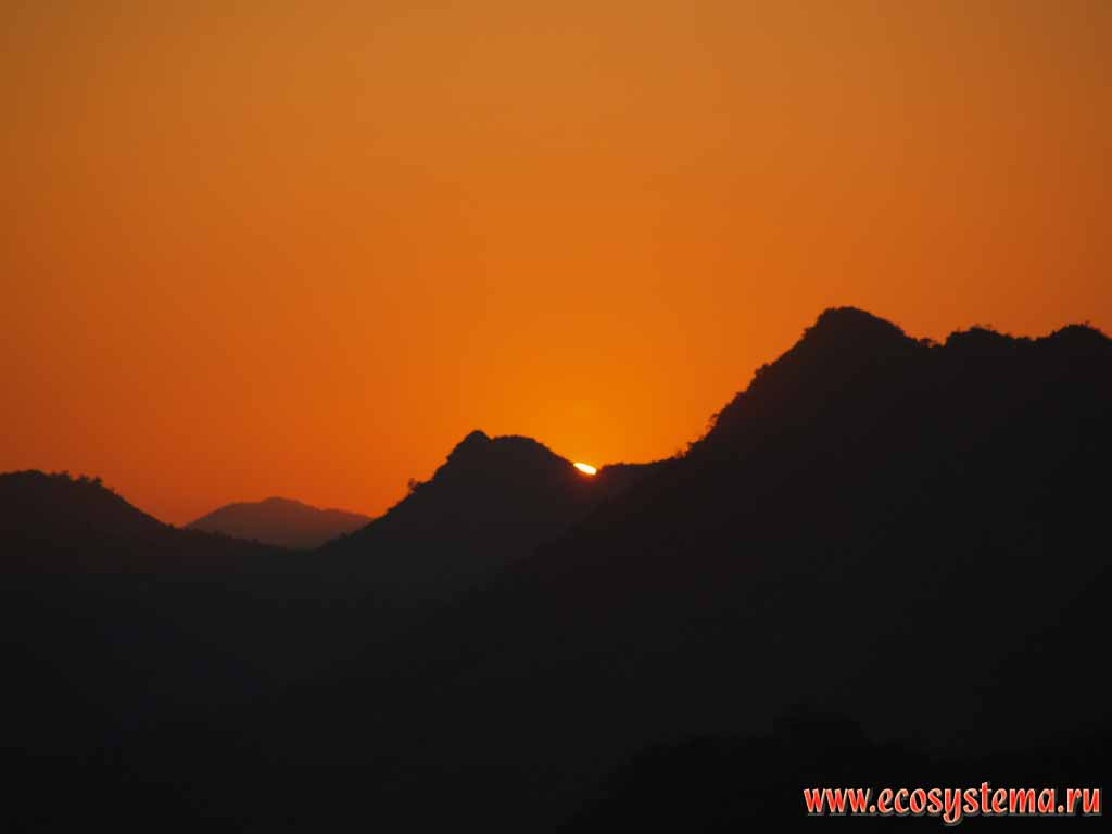 Закат в горах нагорья Траннинь. Луангпрабанг, полуостров Индокитай