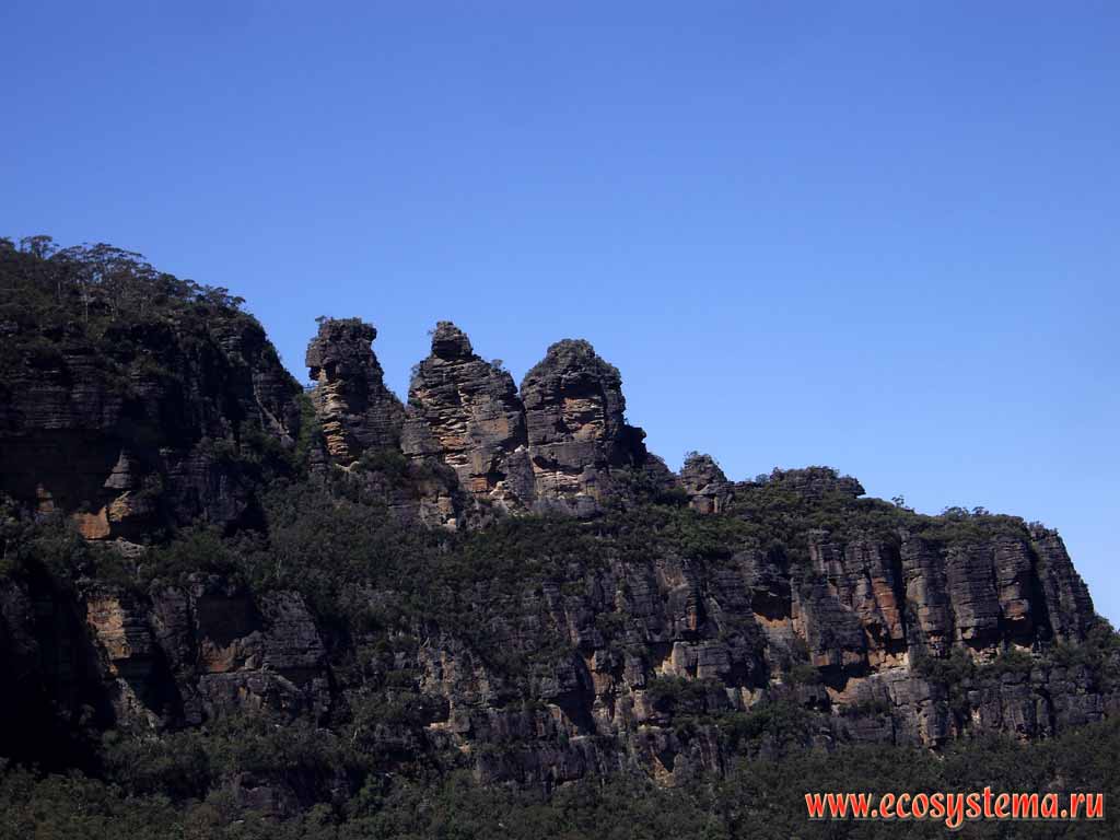 "Three Sisters" Rock Formation - basalt column oitliers. "Blue Mountains" National Park. Sydney area, New South Wales, Australia