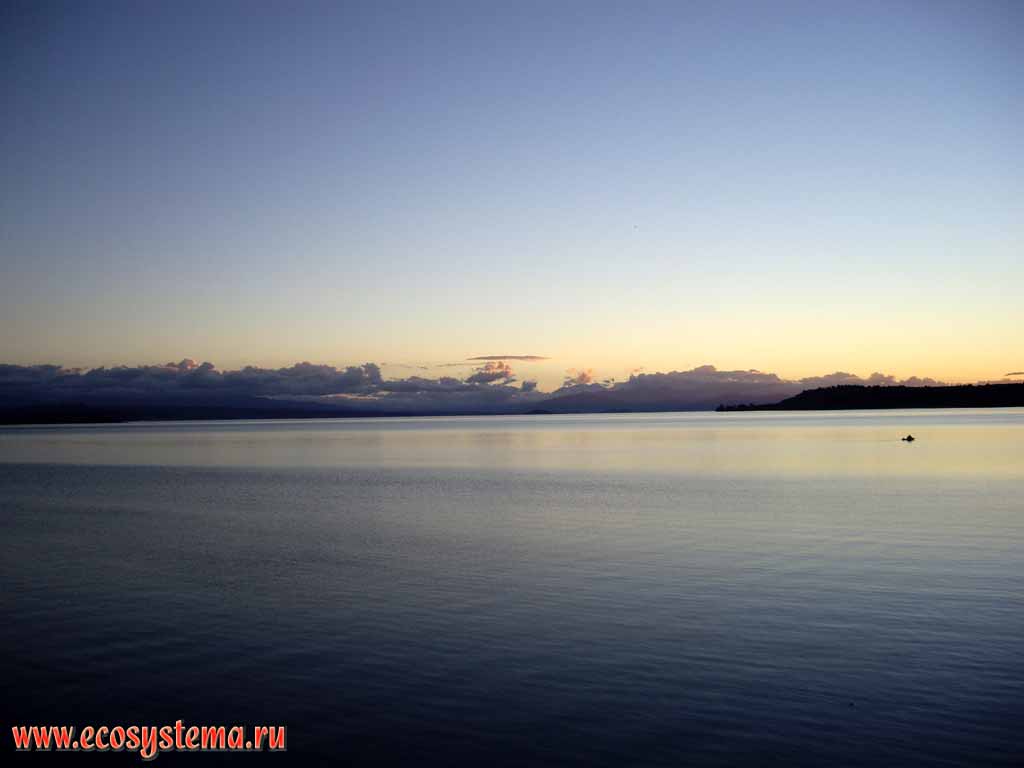 Озеро Таупо
(регион Бей-оф-Пленти, округ Таупо, север острова)