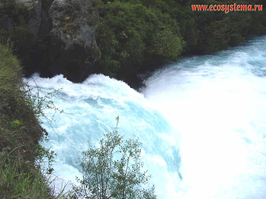 Водопад Хука (Huka  Falls) на реке Вайкато
(регион Бей-оф-Пленти, округ Таупо, север острова)