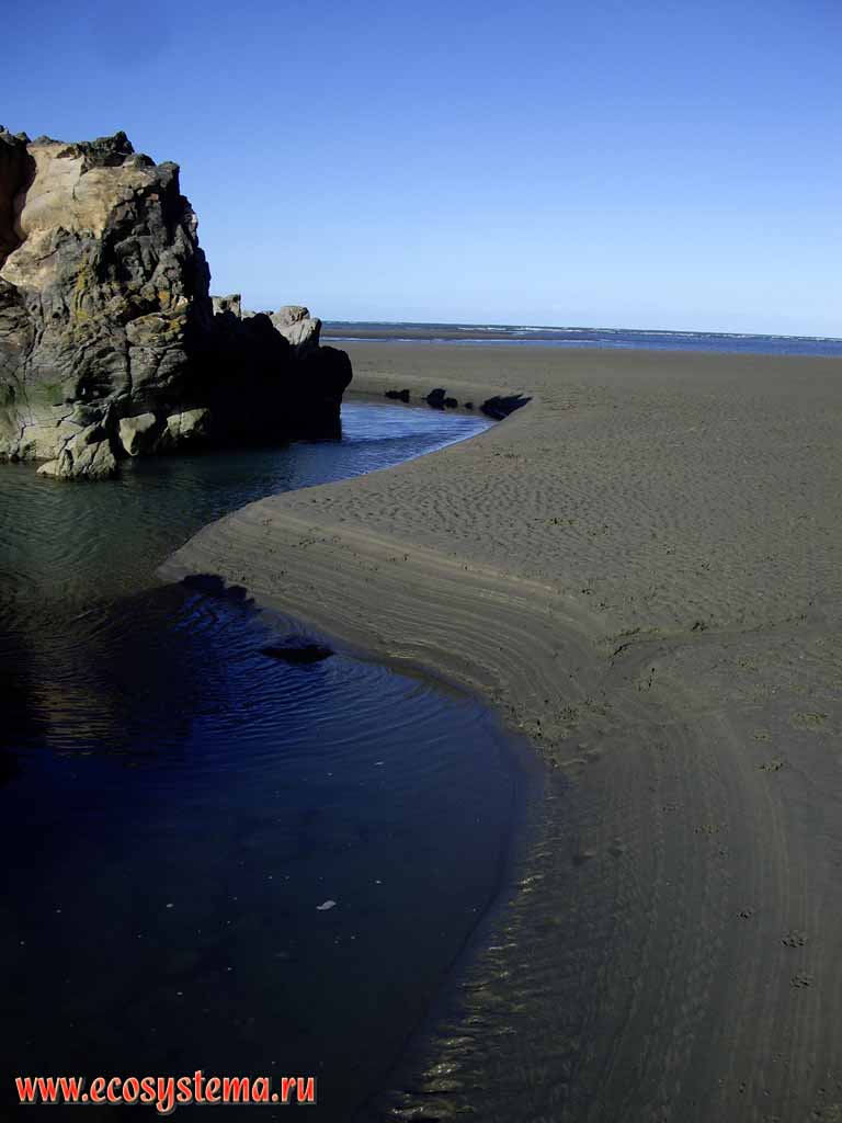 Sandy beach with basalt outlier on the Pacific Ocean coast.
Barnett Park, Christchurch area, Canterbury region, eastern part of the South Island, New Zealand