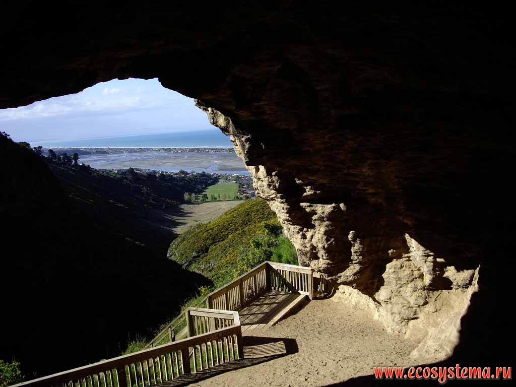 Grotto (karst origin) near Christchurch city, that is situated on the sandbar,
separating the lagoon from the ocean.
Barnett Park, Christchurch area, Canterbury region, eastern part of the South Island, New Zealand