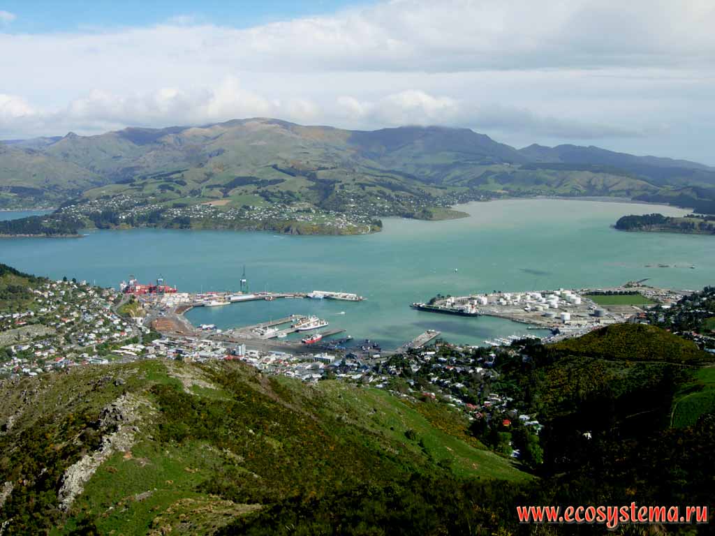 Sea bay and Lyttelton harbour.
Christchurch district, Canterbury region, eastern part of the South Island, New Zealand