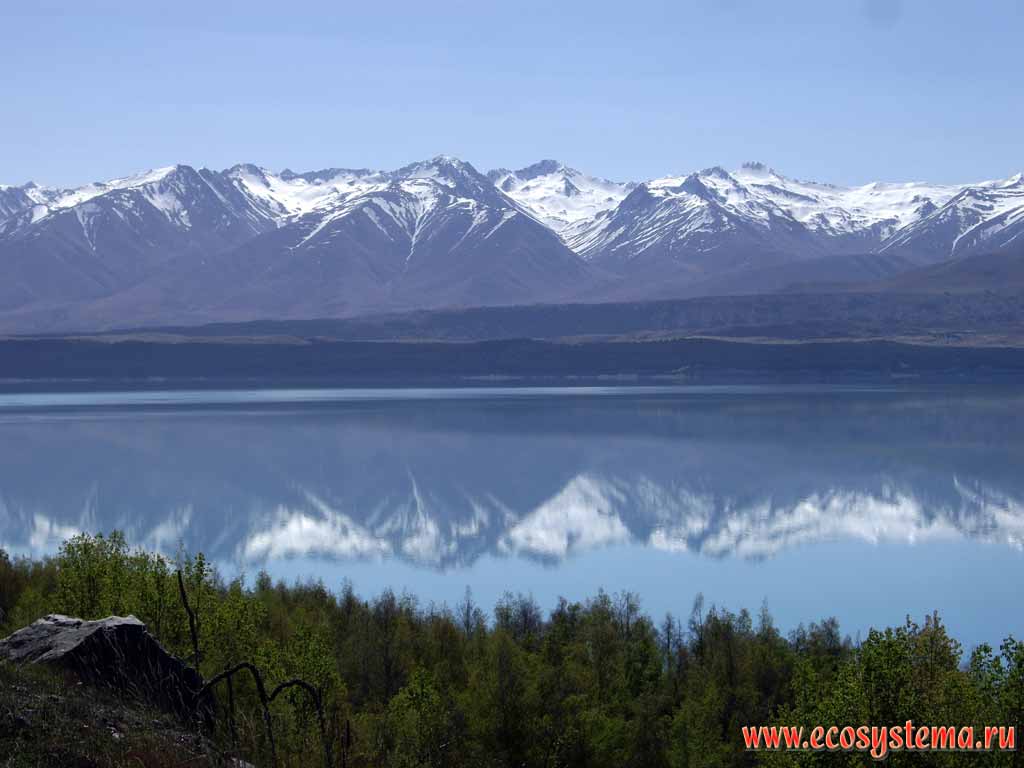 Lake Pukaki - the typical mountain (alpine) oligotrophic (with low nutrient level) glacial lake.
480 meters above sea level. Southern (New Zealand) Alps.
Canterbury region, South Island, New Zealand