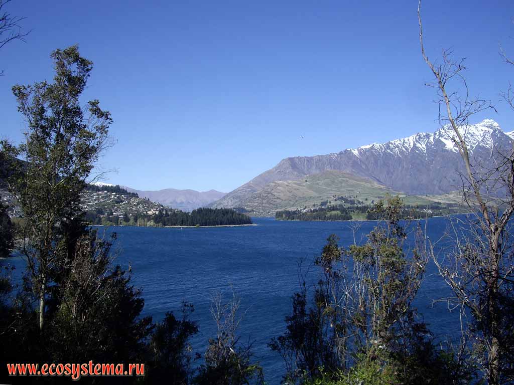 Озеро Вакатипу (310 м над уровнем моря) и горы Гарви (Garvie Mountains),
Квинстаун, регион Отаго, Новозеландские, или Южные Альпы