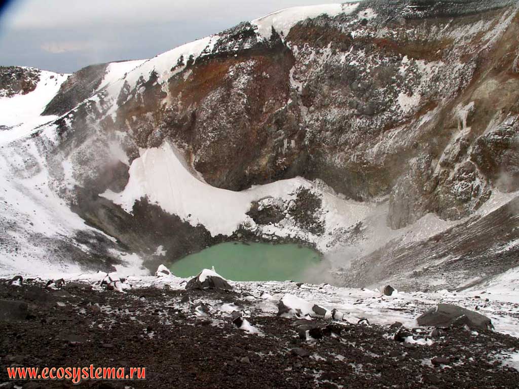 Активная воронка Северного кратера вулкана Эбеко
с ультракислым термальным озером. Остров Парамушир