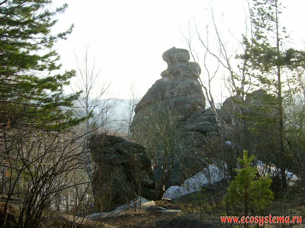 Гора Церковка - базальтовый останец, как результат выветривания
и ветровой эрозии. Высота - 790 м над уровнем моря