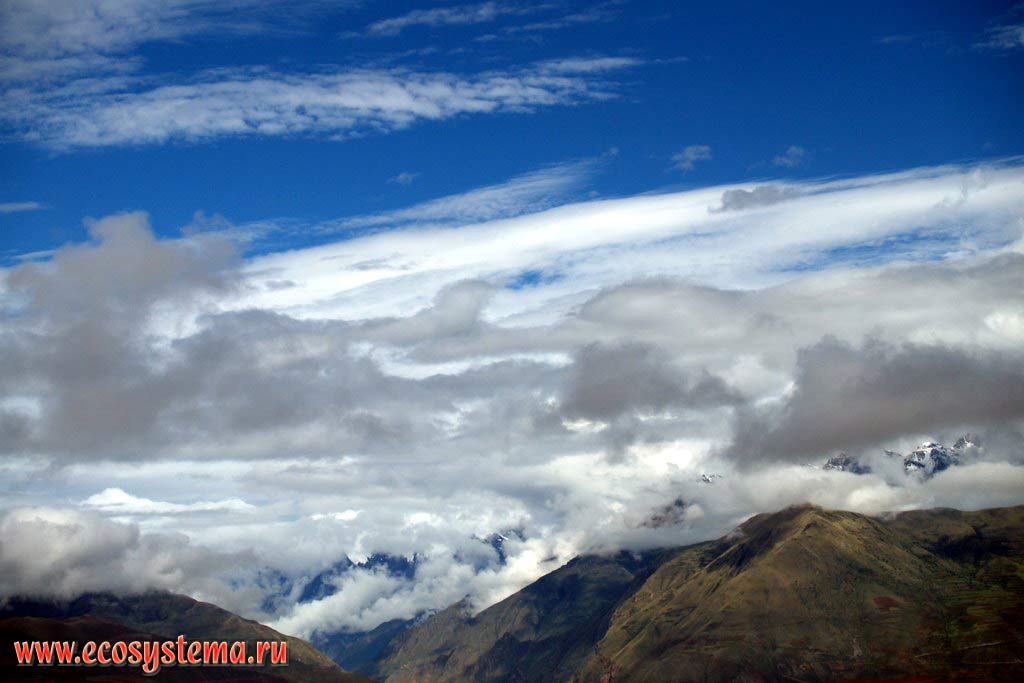 Горная цепь Восточная Кордильера по дороге из Куско в Мачу-Пикчу.
В средней части склонов - горная степь, или пуна. Высота вершин - около 5000 м над уровнем моря.
Горная система Центральных Анд, или Сьерра, департамент Куско, Перу