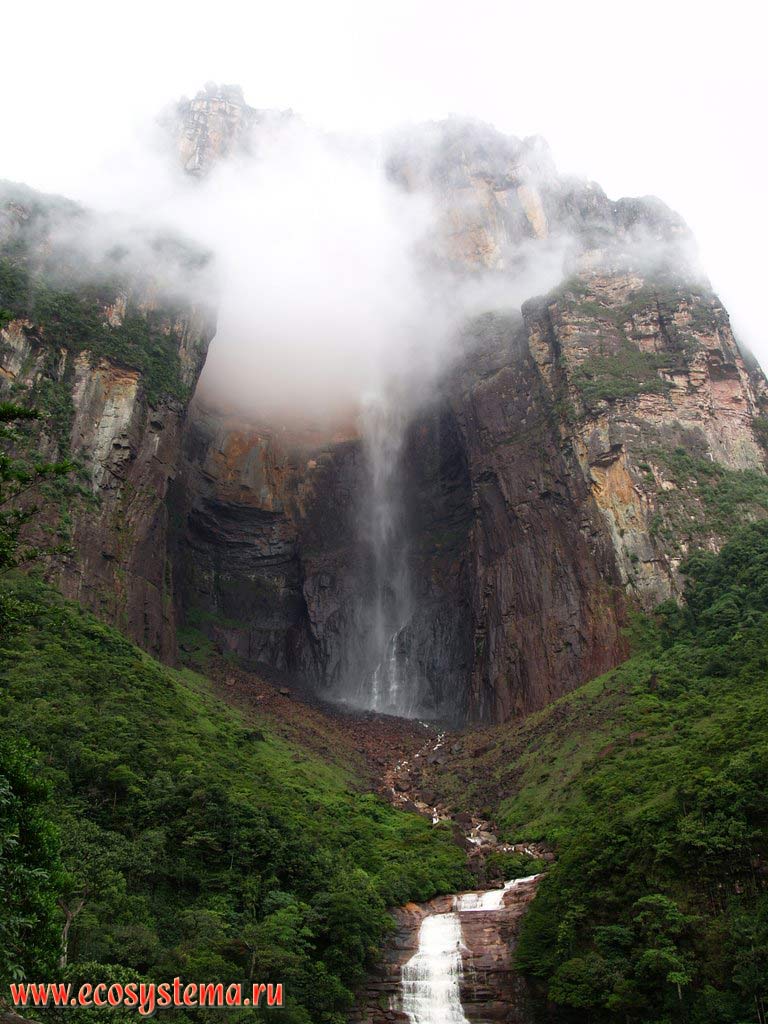 Самый высокий в мире водопад - Анхель (Angel, или Salto Angel). Общая высота - 1054 м, высота свободного падения воды - 979 м.
Река Чурун (приток реки Карони) срывается со столбообразного массива (столовой горы) Ауян-Тепуй (Гора Дьявола) высотой 2950 м.
Национальный парк Канайма, зона влажных тропических лесов, Гвианское нагорье, Венесуэла