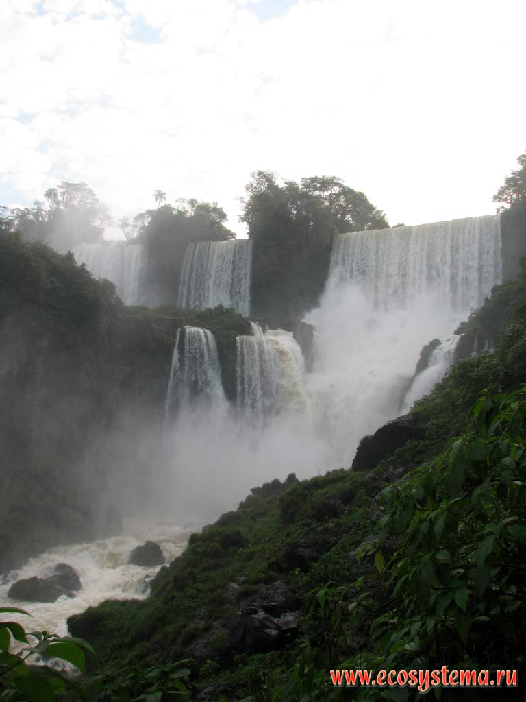 Каскадный водопад Игуасу на кромке плато Парана - один из крупнейших водопадов мира.
Национальный парк Игуасу, граница Бразилии и Аргентины