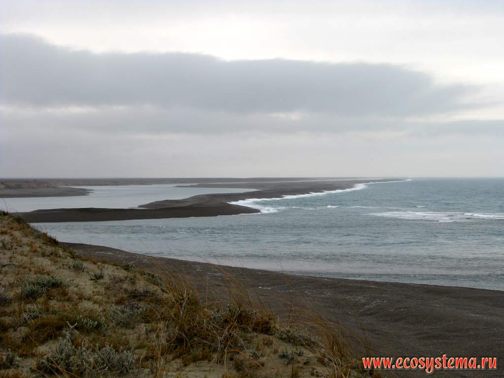 Sandy-shingle beach and sandbar in the Golfo Nuevo Bay (Atlantic ocean). Chubut Province, Southeast Argentina