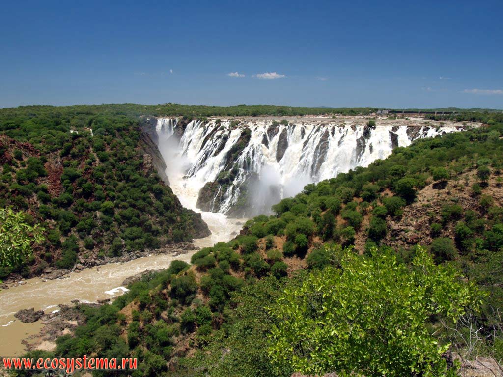 Водопад Руакана (Ruacana Falls) на реке Кунене (Kunene River) в окружении вторичных ксерофитных тропических саванновых редколесий.
Граница Анголы и Намибии, провинция Кунене. Южно-Африканское плоскогорье, южная Ангола