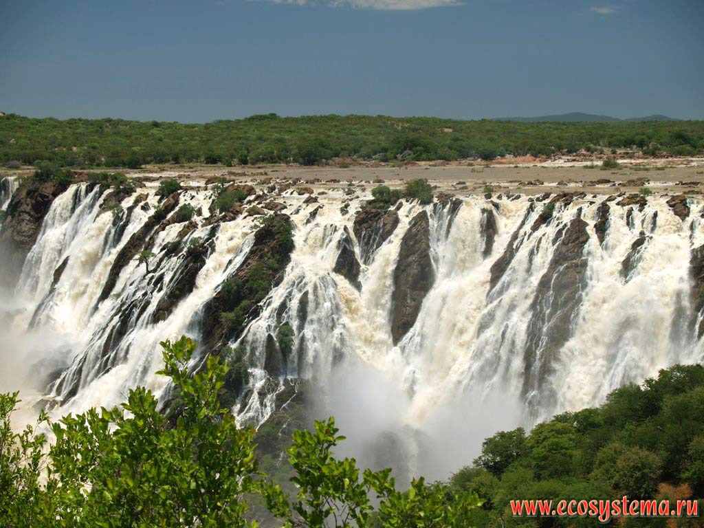 Водопад Руакана на реке Кунене (высота 70 и ширина 200 м).
Граница Анголы и Намибии, провинция Кунене. Южно-Африканское плоскогорье, южная Ангола