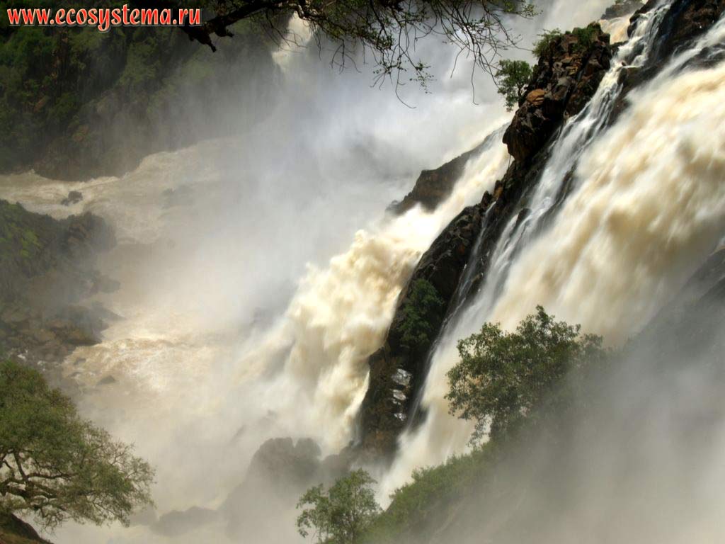 Нижний бьеф (подошва) водопада Руакана на реке Кунене (высота 70 и ширина 200 м).
Граница Анголы и Намибии, провинция Кунене. Южно-Африканское плоскогорье, южная Ангола