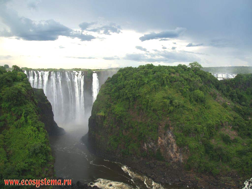 Водопад Виктория на реке Замбези (высота водопада 120 м, ширина - 1800 м, рекордное соотношение высоты и ширины в мире).
Национальный парк «Гремящий Дым» («Mosi-oa-Tunya»), южная Замбия, Южно-Африканское плоскогорье