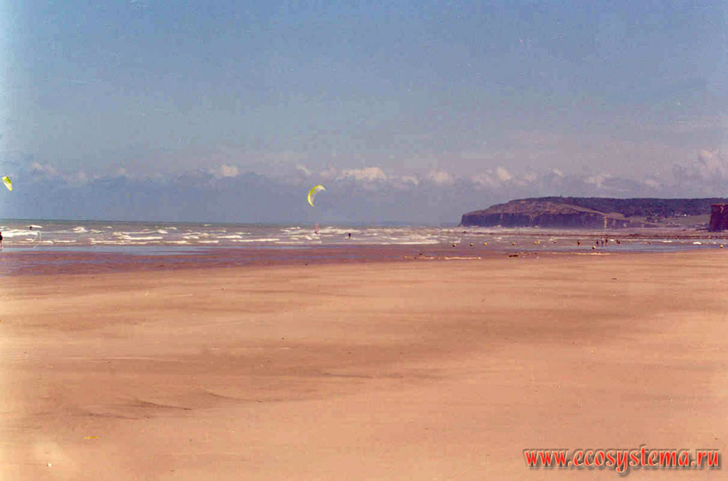 Песчаный пляж в отлив. Бискайский залив Атлантического океана. Северо-запад Франции, Бретань (Brittany)