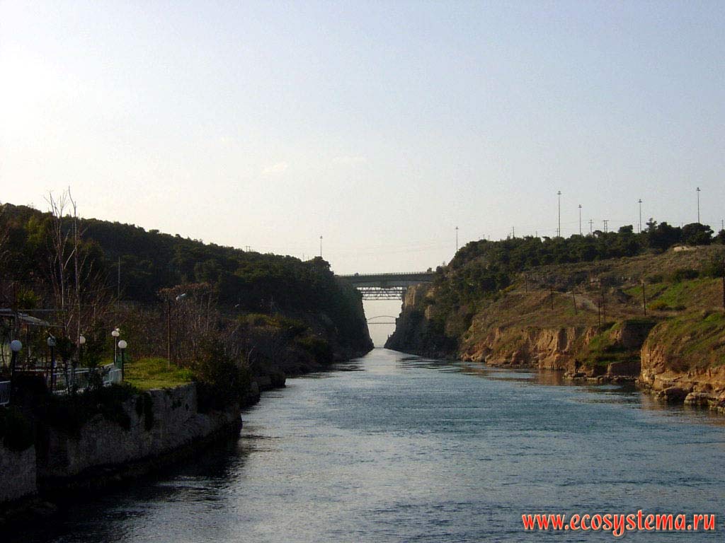 Коринфский канал, отделяющий полуостров Пелопоннес от основного Балканского полуострова и соединяющий Коринфский залив с Эгейским морем.
Средиземноморье, Балканский полуостров, южная Греция