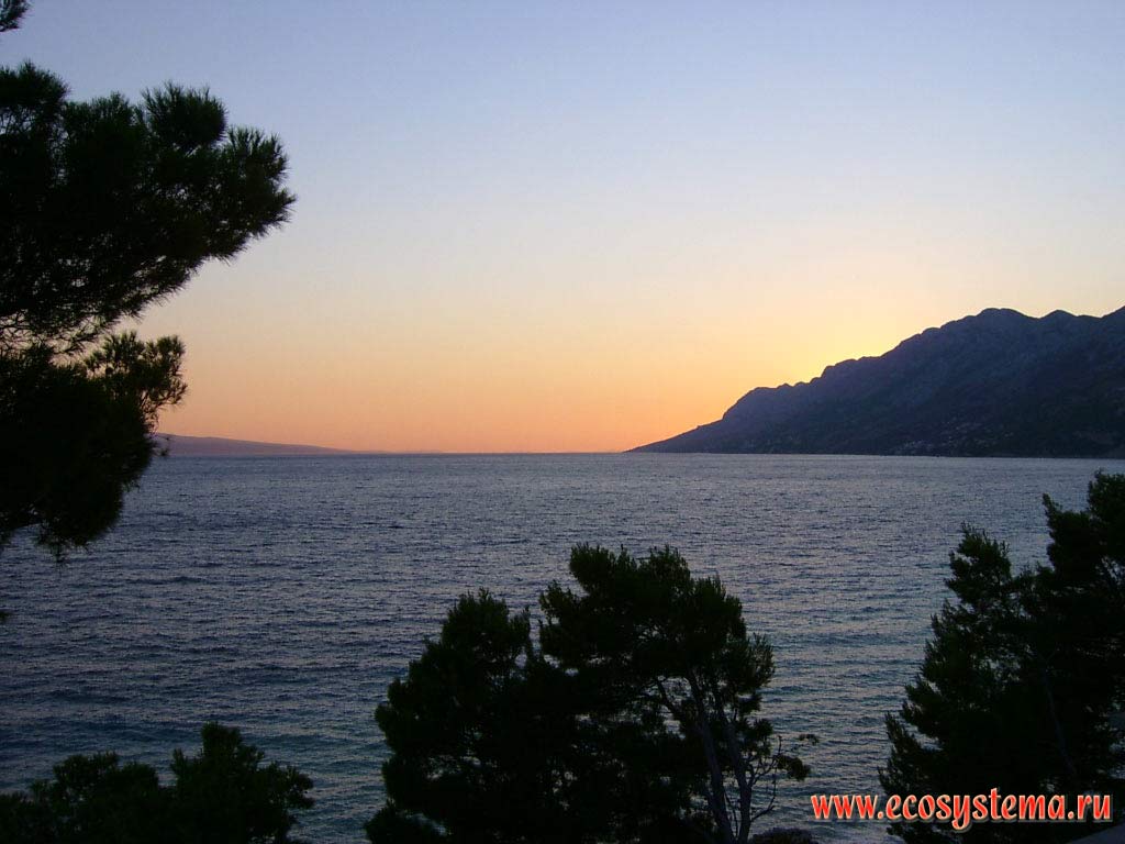 Закат на Макарской Ривьере. Средиземноморье, Балканский полуостров, Средняя Далмация, Хорватия
