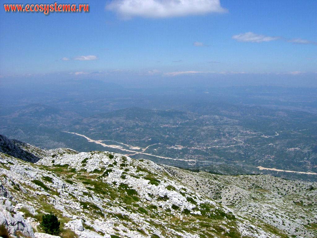 Вид с горы Святого Юрия (высшая точка горного массива Биоково) на Боснию и Герцеговину. Высота 1762 м над уровнем моря.
Национальный парк Биоково, Средиземноморье, Балканский полуостров, Средняя Далмация, Хорватия