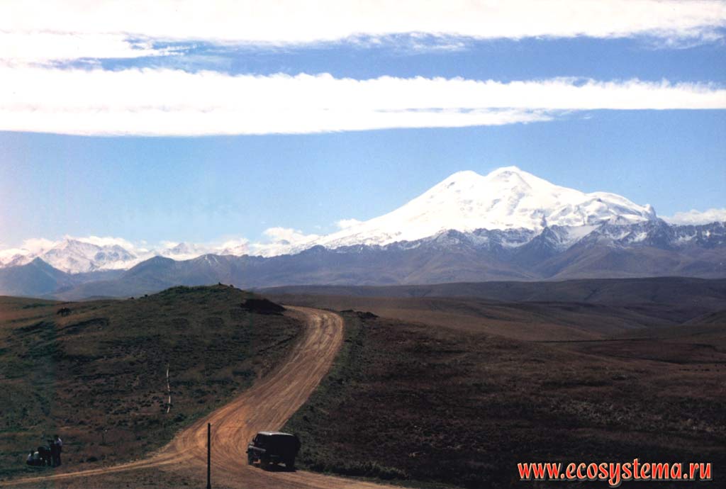 Вид на Эльбрус (5642 м.) с плато Бичесын (2200 м). Зона среднегорных полынно-злаковых степей.
Северный Кавказ, Приэльбрусье, Карачаево-Черкесия