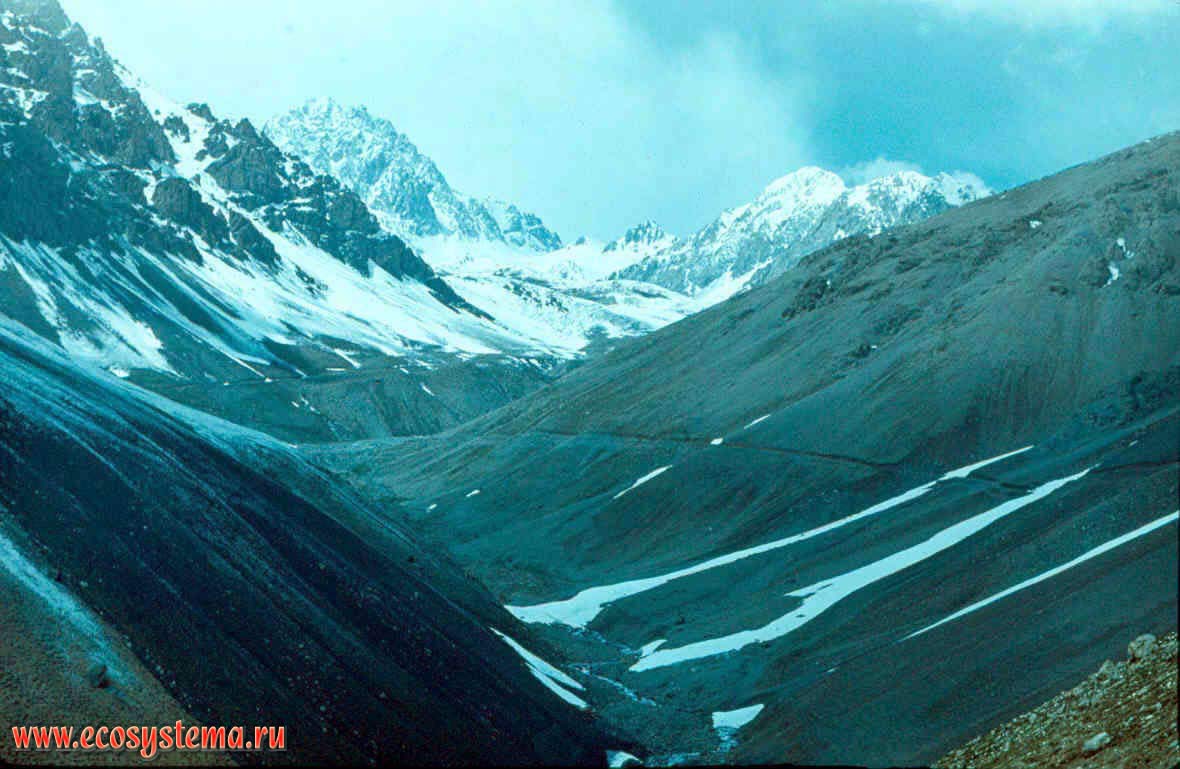 Glacier valley. Alai Ridge. View to Shivali Pass.