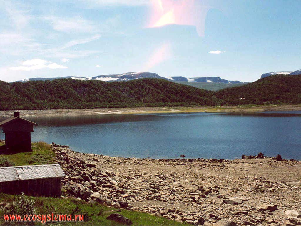 Высокогорное озеро (1700 м над уровнем моря) в ледниковой котловине.
Скандинавские горы (горная система)